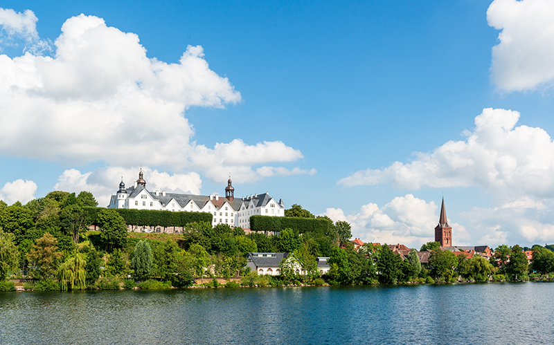 Plöner Schloss am Plöner See in Schleswig-Holstein